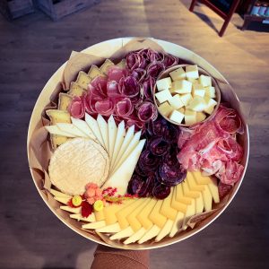 Moyenne boîte fromage et charcuterie